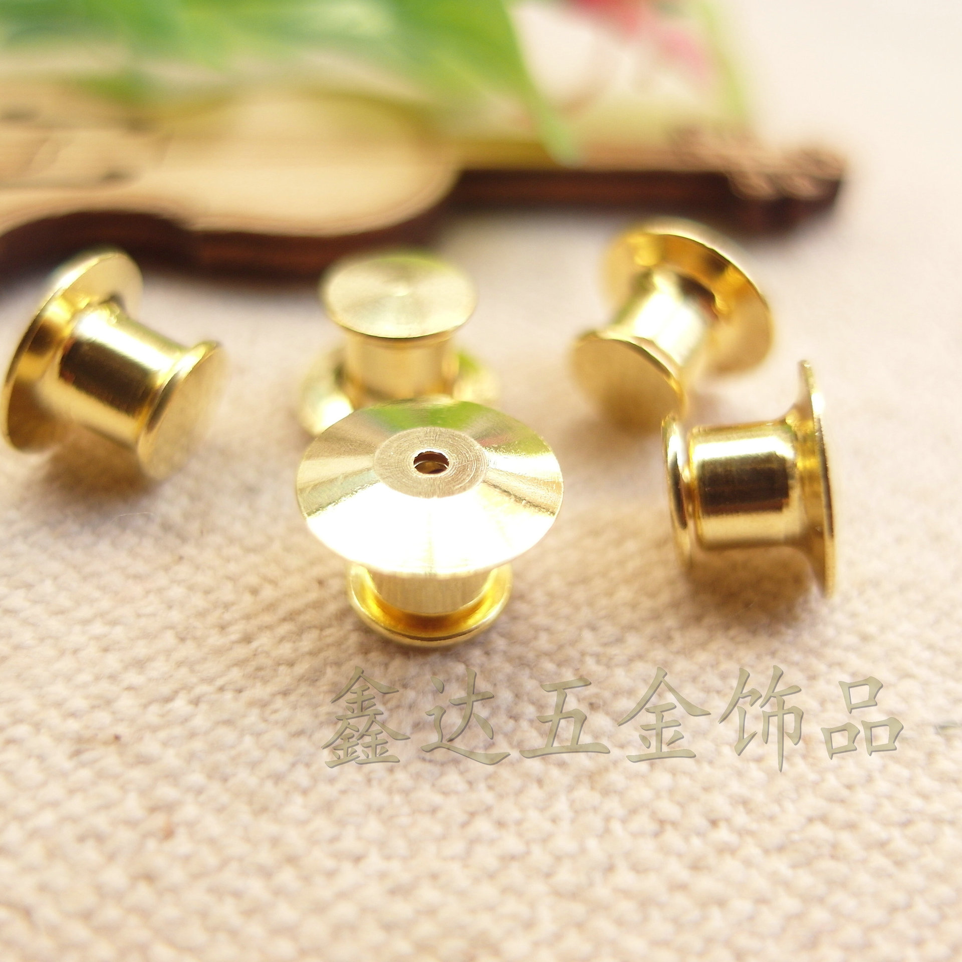 Ready-made clothing brooches, premium badges, hat-shaped brooches, high-quality round and flat caps, gold caps