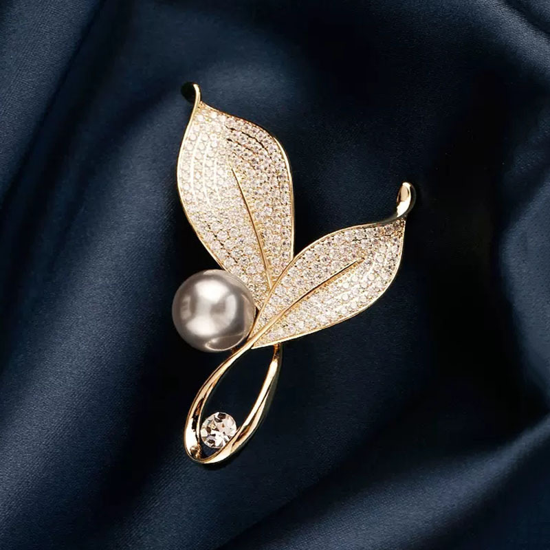 2026 New Style Thyme Brooch for Women, High-end and Delicate Pearl Brooch, Anti-peek Suit Accessory in Little Chanel Style Pin