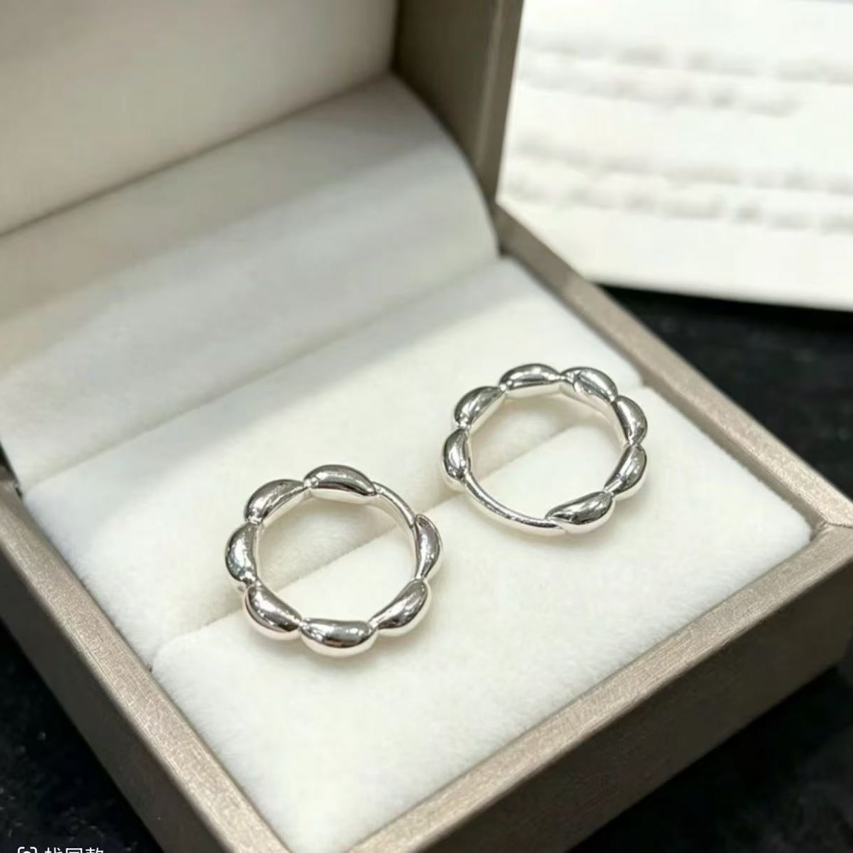 Trendy seven-grain rice earrings, small and simple, minimalist plain hoop earring studs, niche design, high-end, fashionable, unique, versatile