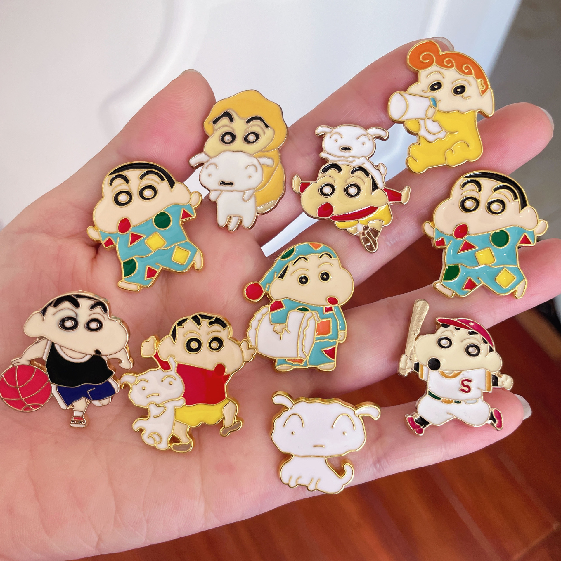Crayon Shin-chan brooch, cartoon Shin-chan and Whitey anime merchandise, metal badge, Japanese cute unisex pin accessory