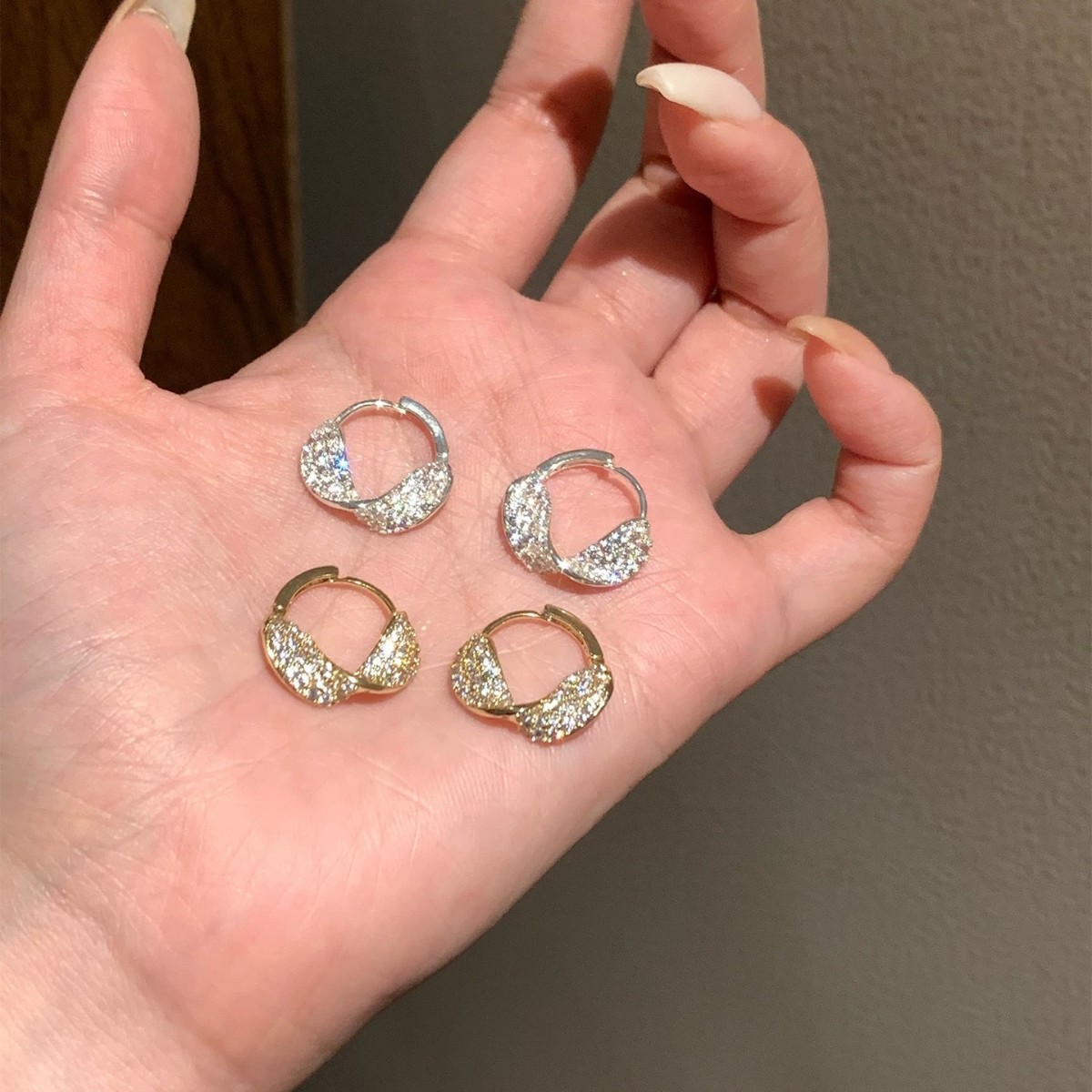 Dazzling zircon twisted earrings for women, luxurious and niche design, elegant and simple high-end ear accessories