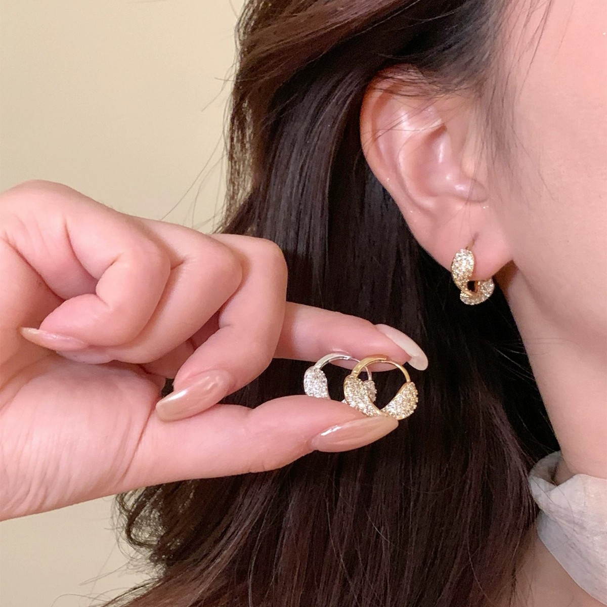 Dazzling zircon twisted earrings for women, luxurious and niche design, elegant and simple high-end ear accessories