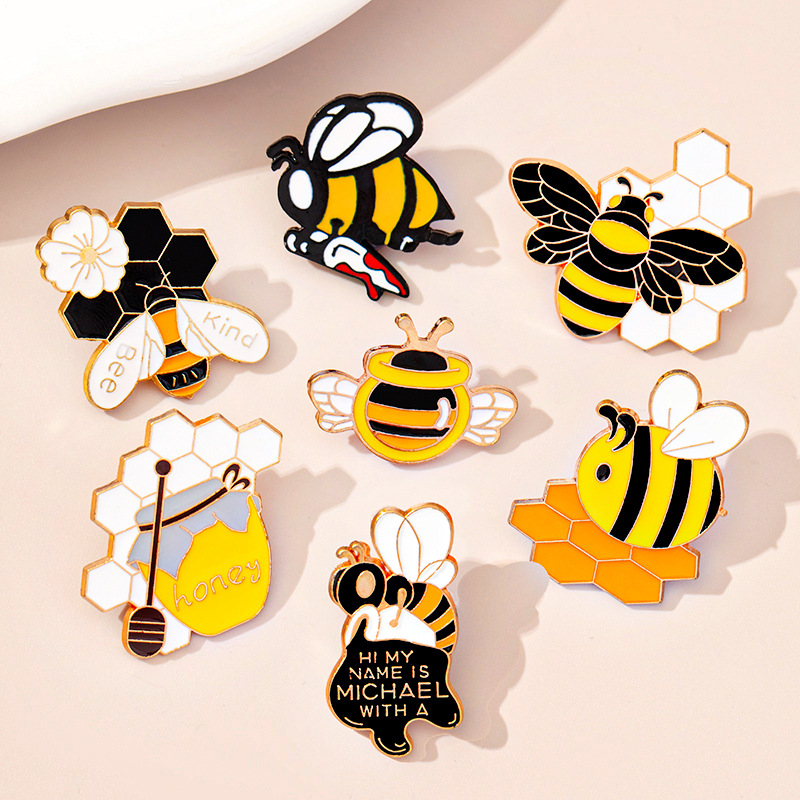 Step into the hot-selling creative and cute cartoon little bee brooch, exquisite cartoon flower bee alloy pin wholesale