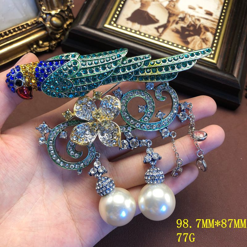 Elegant and fashionable European and American designed parrot brooch, fully set with diamonds, paired with a pearl pendant, exuding elegance and style