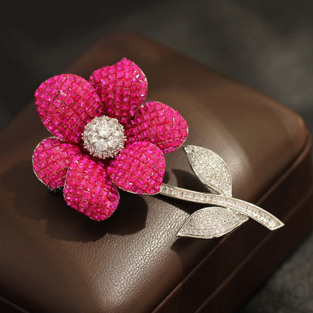 Exquisite and meticulously crafted borderless red crystal flower brooch, high-end and striking, an elegant bouquet jewelry pin suitable for women