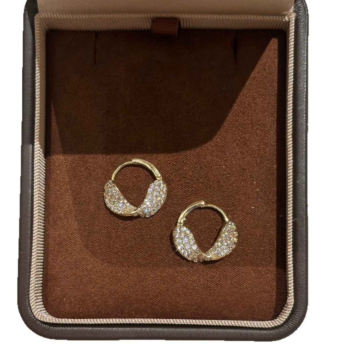 Dazzling zircon twisted earrings for women, luxurious and niche design, elegant and simple high-end ear accessories