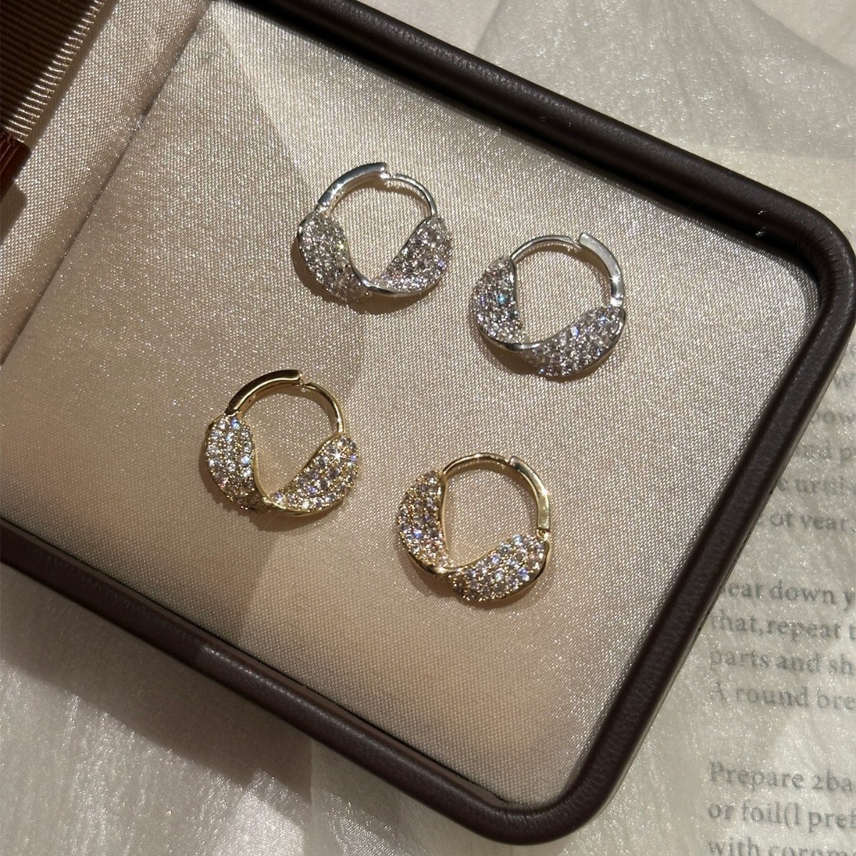 Dazzling zircon twisted earrings for women, luxurious and niche design, elegant and simple high-end ear accessories