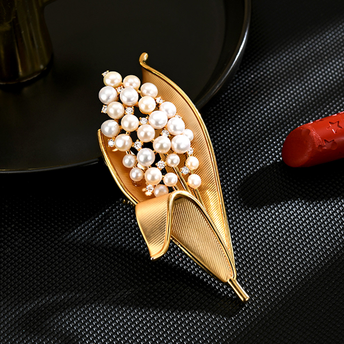 Luxurious French style pearl leaf brooch, elegantly versatile, suitable for high-end fashion looks, and the perfect choice for a suit lapel pin